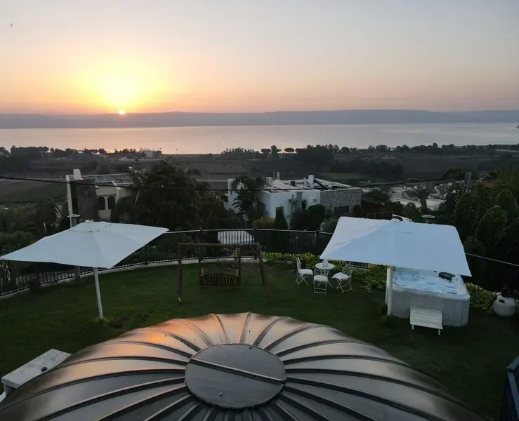 אווירה חמה וקסומה בוילה בית הלוגים לקראת הערב